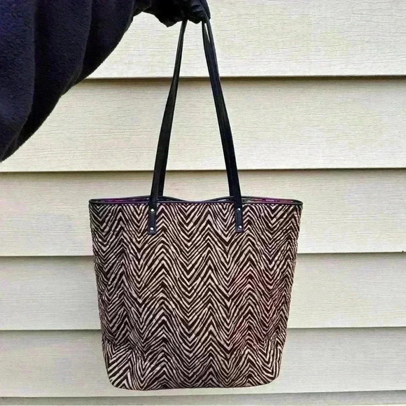 VERA BRADLEY Black & Tan quilted Shoulder Tote Bag Large/Floral Lining - Picture 4 of 12